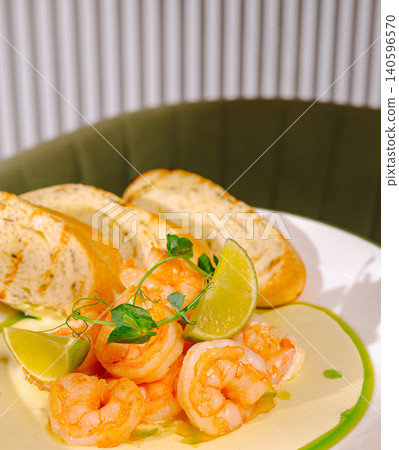 Cooked shrimp with lime and garlic bread Cooked shrimp with lime and garlic bread 140596570