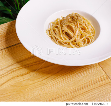 Linguine pasta with cream sauce on wooden table 140596695