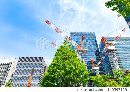 建築工地上的大型起重機和摩天大樓 建築工地上的大型起重機和摩天大樓 140597119
