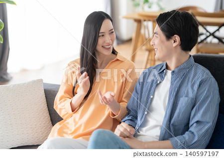 一對中年夫婦在客廳裡放鬆 140597197