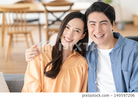 一對中年夫婦在客廳裡放鬆 140597206