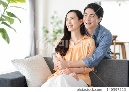 一對中年夫婦在客廳裡放鬆 140597213