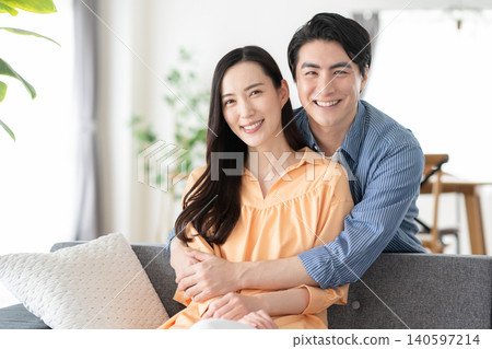 一對中年夫婦在客廳裡放鬆 140597214