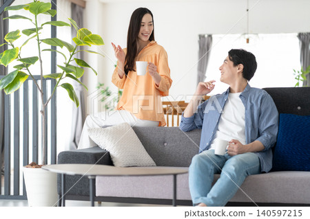 一對中年夫婦在客廳裡放鬆 140597215