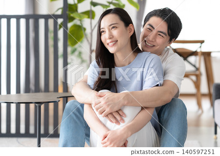 一對中年夫婦在客廳裡放鬆 140597251