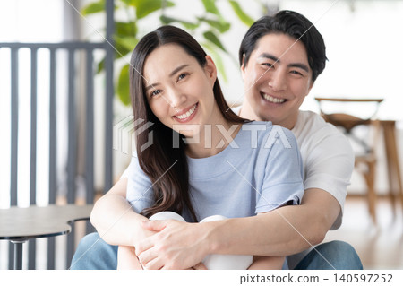 一對中年夫婦在客廳裡放鬆 140597252