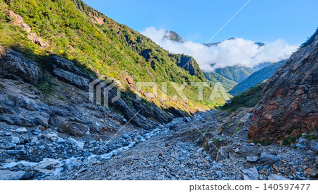 Autumn climb of Mt. Harinoki and Mt. Renge (Osawa Hut to Harinoki Pass: View towards Mt. Jigatake) 140597477