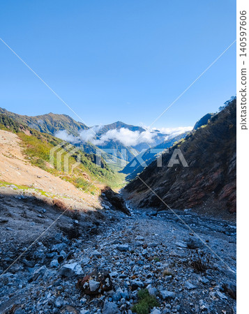 秋季攀登哈里諾基山和蓮華山（大澤小屋至哈里諾基峠：遠眺吉賀岳） 140597606