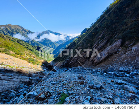 秋季攀登哈里諾基山和蓮華山(大澤小屋至哈里諾基峠:遠眺吉賀岳) 秋季攀登哈里諾基山和蓮華山(大澤小屋至哈里諾基峠:遠眺吉賀岳) 140597607