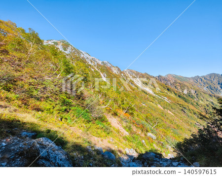 秋季徒步攀登哈里諾基山和蓮華山(大澤小屋至哈里諾基山口:秋葉染紅山脈) 秋季徒步攀登哈里諾基山和蓮華山(大澤小屋至哈里諾基山口:秋葉染紅山脈) 140597615