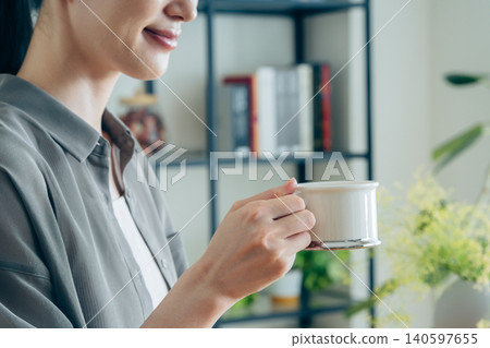 在家喝咖啡的年輕女人 140597655