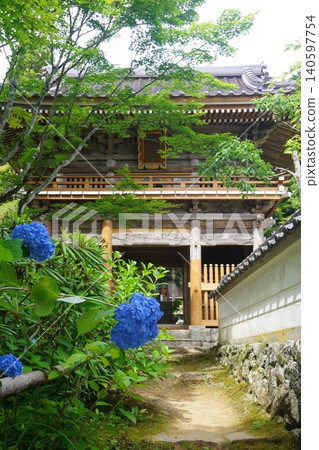 位於岡山縣真庭市的福門寺,素有「花之山寺」的美譽:繡球花盛開之時。 位於岡山縣真庭市的福門寺,素有「花之山寺」的美譽:繡球花盛開之時。 140597754