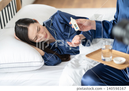 一位中年婦女，罹患疾病，臥床不起。 140598167