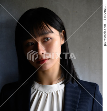 穿西裝的年輕女子 140598620