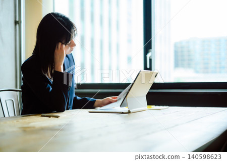 一位女士正在使用平板電腦 140598623
