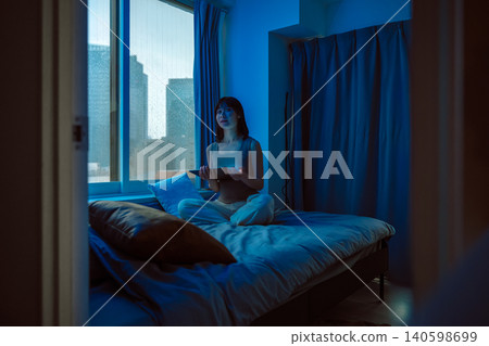 有片劑的少婦 140598699