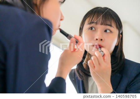 女人在鏡子前應用口紅 140598705