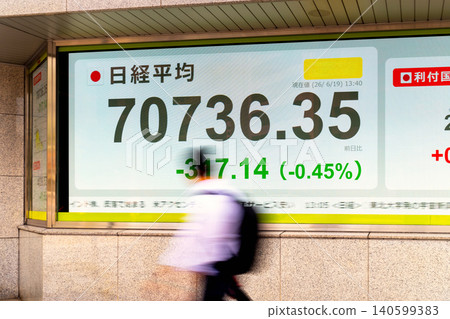 Nikkei average reaches 70,000 yen for the first time and businessmen in Kabutocho - June 2026 Nikkei average reaches 70,000 yen for the first time and businessmen in Kabutocho - June 2026 140599383