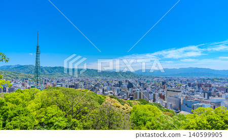 愛媛縣松山市的城市景觀和藍天。 愛媛縣松山市的城市景觀和藍天。 140599905