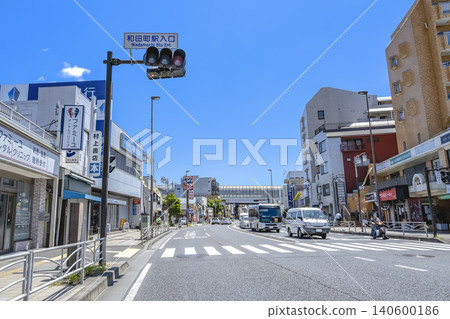 A view of the Wadacho Station entrance intersection and Hachioji Kaido in Hodogaya Ward, Yokohama City, Kanagawa Prefecture. A view of the Wadacho Station entrance intersection and Hachioji Kaido in Hodogaya Ward, Yokohama City, Kanagawa Prefecture. 140600186