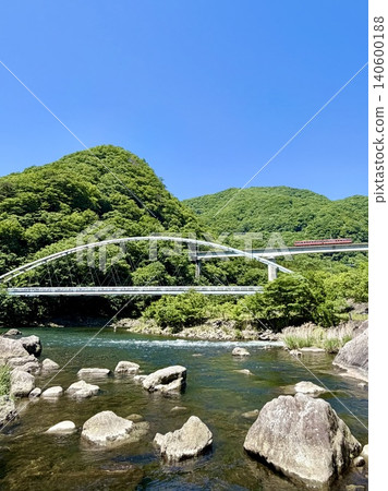 The AIZU Mount Express crosses the railway bridge over the lush green Kinugawa Gorge, and the Golden Bridge. The AIZU Mount Express crosses the railway bridge over the lush green Kinugawa Gorge, and the Golden Bridge. 140600188