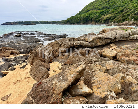 從空中俯瞰長崎縣對馬島三田濱海灘的海岸線。 從空中俯瞰長崎縣對馬島三田濱海灘的海岸線。 140600221