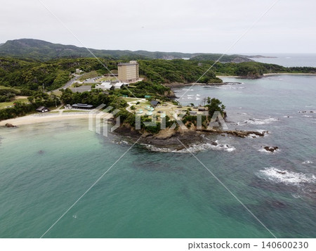 從空中俯瞰長崎縣對馬島三田濱海灘的海岸線。 從空中俯瞰長崎縣對馬島三田濱海灘的海岸線。 140600230