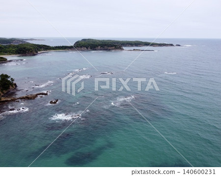 從空中俯瞰長崎縣對馬島三田濱海灘的海岸線。 從空中俯瞰長崎縣對馬島三田濱海灘的海岸線。 140600231