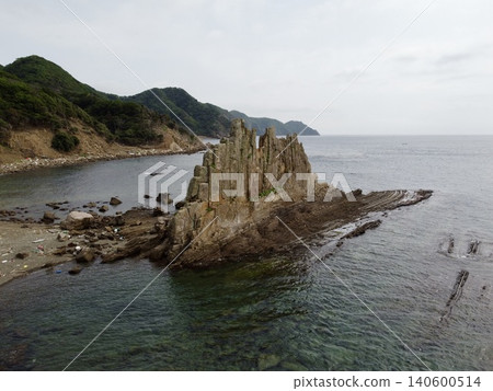 從空中俯瞰位於長崎縣對馬島上的獨特岩層-女連之立石。 從空中俯瞰位於長崎縣對馬島上的獨特岩層-女連之立石。 140600514