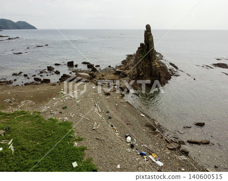 從空中俯瞰位於長崎縣對馬島上的獨特岩層-女連之立石。 從空中俯瞰位於長崎縣對馬島上的獨特岩層-女連之立石。 140600515