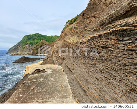 從空中俯瞰位於長崎縣對馬島上的獨特岩層-女連之立石。 從空中俯瞰位於長崎縣對馬島上的獨特岩層-女連之立石。 140600531