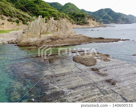 從空中俯瞰位於長崎縣對馬島上的獨特岩層-女連之立石。 從空中俯瞰位於長崎縣對馬島上的獨特岩層-女連之立石。 140600533