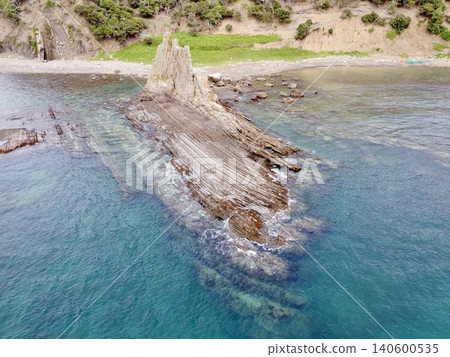 從空中俯瞰位於長崎縣對馬島上的獨特岩層-女連之立石。 從空中俯瞰位於長崎縣對馬島上的獨特岩層-女連之立石。 140600535