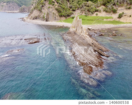 從空中俯瞰位於長崎縣對馬島上的獨特岩層－女連之立石。 140600538