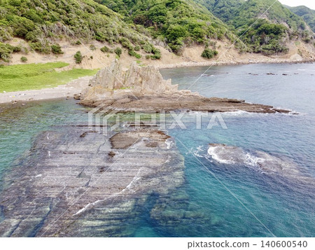 從空中俯瞰位於長崎縣對馬島上的獨特岩層－女連之立石。 140600540