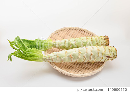 新鮮的莖用生菜放在篩子上 新鮮的莖用生菜放在篩子上 140600550