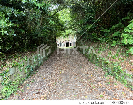姬神山砲台遺址,是位於長崎縣對馬島的明治時期磚造建築。 姬神山砲台遺址,是位於長崎縣對馬島的明治時期磚造建築。 140600654