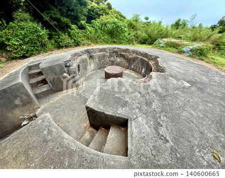 姬神山砲台遺址,是位於長崎縣對馬島的明治時期磚造建築。 姬神山砲台遺址,是位於長崎縣對馬島的明治時期磚造建築。 140600665