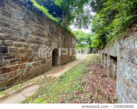 姬神山砲台遺址,是位於長崎縣對馬島的明治時期磚造建築。 姬神山砲台遺址,是位於長崎縣對馬島的明治時期磚造建築。 140600666