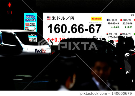 東京城市景觀指數首次突破71,000日圓大關,收在71053.49日圓。東證指數也創下歷史新高。美元兌日圓匯率為160日圓。 東京城市景觀指數首次突破71,000日圓大關,收在71053.49日圓。東證指數也創下歷史新高。美元兌日圓匯率為160日圓。 140600679