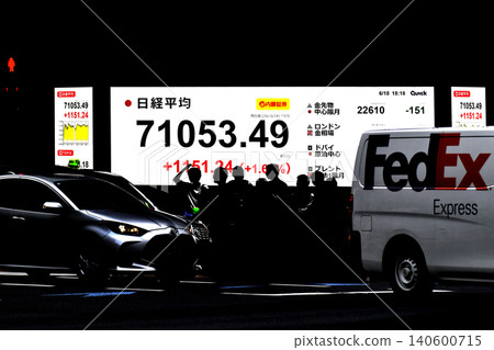 Tokyo's stock market sees its urban landscape rise above 71,000 yen for the first time; closing price: 71,053.49 yen. The closing price exceeded 70,000 yen for the fourth consecutive day, setting a new record high. Tokyo's stock market sees its urban landscape rise above 71,000 yen for the first time; closing price: 71,053.49 yen. The closing price exceeded 70,000 yen for the fourth consecutive day, setting a new record high. 140600715