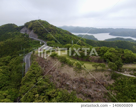 從長崎縣對馬島的江伯岳展望台眺望淺治灣。 140600809