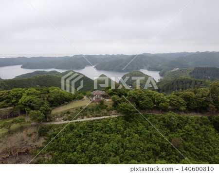 從長崎縣對馬島的江伯岳展望台眺望淺治灣。 從長崎縣對馬島的江伯岳展望台眺望淺治灣。 140600810