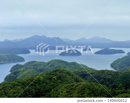 從長崎縣對馬島的江伯岳展望台眺望淺治灣。 從長崎縣對馬島的江伯岳展望台眺望淺治灣。 140600812