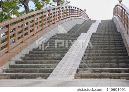 The Yatate Bridge, located on the Soka Matsubara Promenade, features beautiful wood-grain railings and a staircase with a central ramp. The Yatate Bridge, located on the Soka Matsubara Promenade, features beautiful wood-grain railings and a staircase with a central ramp. 140601091