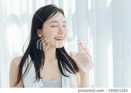 靠窗的女人喝水 140601265