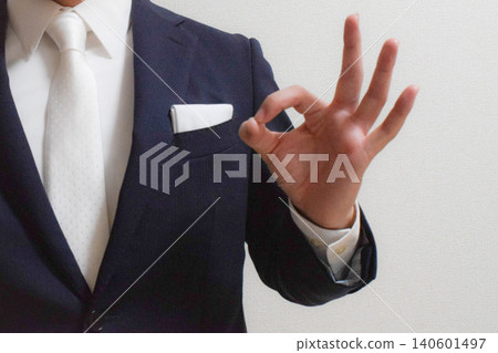 婚禮上,一名男子比出「OK」手勢。 婚禮上,一名男子比出「OK」手勢。 140601497