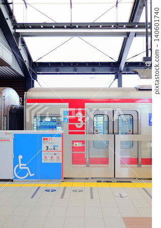 Platform doors and trains Platform doors and trains 140601740