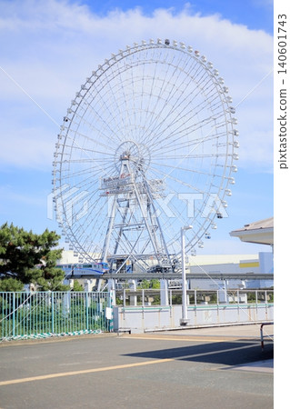 藍天、巨大的摩天輪和單軌列車 藍天、巨大的摩天輪和單軌列車 140601743