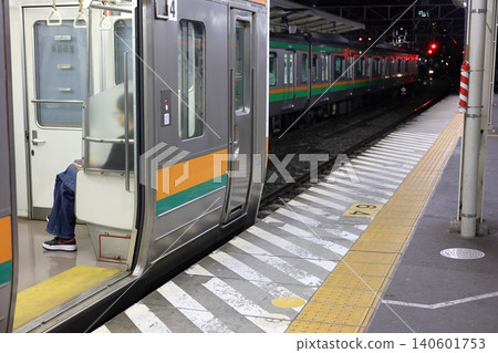 211系列列車的首節車廂正在等待發車。 211系列列車的首節車廂正在等待發車。 140601753